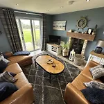 Baywatch And Baybreak - Two 3 Bedroom Nearby - Seaview To Baywatch - Part Of The The Bay Village With Pool, Gym And Direct Access, Pub, Restaurant, Tennis And Meadows Walks Vakantiehuis *