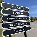 Baywatch And Baybreak - Two 3 Bedroom Nearby - Seaview To Baywatch - Part Of The The Bay Village With Pool, Gym And Direct Access, Pub, Restaurant, Tennis And Meadows Walks *