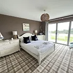 Vakantiehuis Baywatch And Baybreak - Two 3 Bedroom Nearby - Seaview To Baywatch - Part Of The The Bay Village With Pool, Gym And Direct Access, Pub, Restaurant, Tennis And Meadows Walks