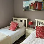 Vakantiehuis Baywatch And Baybreak - Two 3 Bedroom Nearby - Seaview To Baywatch - Part Of The The Bay Village With Pool, Gym And Direct Access, Pub, Restaurant, Tennis And Meadows Walks *