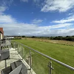Vakantiehuis Baywatch And Baybreak - Two 3 Bedroom Nearby - Seaview To Baywatch - Part Of The The Bay Village With Pool, Gym And Direct Access, Pub, Restaurant, Tennis And Meadows Walks