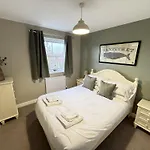 Baywatch And Baybreak - Two 3 Bedroom Nearby - Seaview To Baywatch - Part Of The The Bay Village With Pool, Gym And Direct Access, Pub, Restaurant, Tennis And Meadows Walks Vakantiehuis *