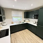 Baywatch And Baybreak - Two 3 Bedroom Nearby - Seaview To Baywatch - Part Of The The Bay Village With Pool, Gym And Direct Access, Pub, Restaurant, Tennis And Meadows Walks * Filey