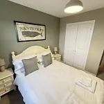 Baywatch And Baybreak - Two 3 Bedroom Nearby - Seaview To Baywatch - Part Of The The Bay Village With Pool, Gym And Direct Access, Pub, Restaurant, Tennis And Meadows Walks Vakantiehuis *
