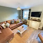 Baywatch And Baybreak - Two 3 Bedroom Nearby - Seaview To Baywatch - Part Of The The Bay Village With Pool, Gym And Direct Access, Pub, Restaurant, Tennis And Meadows Walks Vakantiehuis Filey