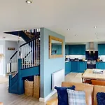 Baywatch And Baybreak - Two 3 Bedroom Nearby - Seaview To Baywatch - Part Of The The Bay Village With Pool, Gym And Direct Access, Pub, Restaurant, Tennis And Meadows Walks Vakantiehuis *