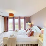 Baywatch And Baybreak - Two 3 Bedroom Nearby - Seaview To Baywatch - Part Of The The Bay Village With Pool, Gym And Direct Access, Pub, Restaurant, Tennis And Meadows Walks * Filey