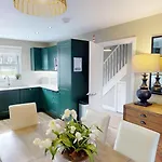 Vakantiehuis Baywatch And Baybreak - Two 3 Bedroom Nearby - Seaview To Baywatch - Part Of The The Bay Village With Pool, Gym And Direct Access, Pub, Restaurant, Tennis And Meadows Walks Filey