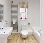 Baywatch And Baybreak - Two 3 Bedroom Nearby - Seaview To Baywatch - Part Of The The Bay Village With Pool, Gym And Direct Access, Pub, Restaurant, Tennis And Meadows Walks Filey