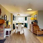 Baywatch And Baybreak - Two 3 Bedroom Nearby - Seaview To Baywatch - Part Of The The Bay Village With Pool, Gym And Direct Access, Pub, Restaurant, Tennis And Meadows Walks