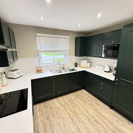 Baywatch And Baybreak - Two 3 Bedroom Nearby - Seaview To Baywatch - Part Of The The Bay Village With Pool, Gym And Direct Access, Pub, Restaurant, Tennis And Meadows Walks * Filey