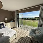 Baywatch And Baybreak - Two 3 Bedroom Nearby - Seaview To Baywatch - Part Of The The Bay Village With Pool, Gym And Direct Access, Pub, Restaurant, Tennis And Meadows Walks * Filey