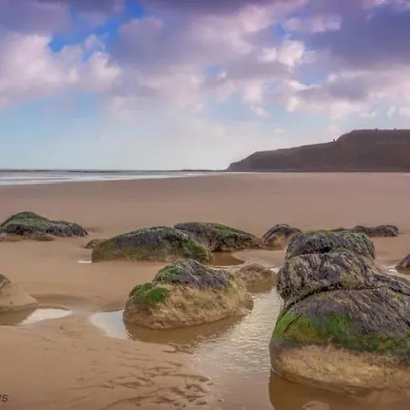 Baywatch And Baybreak - Two 3 Bedroom Cottages Nearby - Seaview To Baywatch - Part Of The The Bay Filey Holiday Village With Pool, Gym And Direct Beach Access, Pub, Restaurant, Tennis And Meadows Walks *