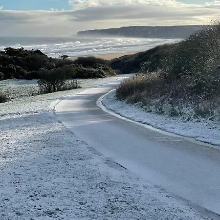 Baywatch And Baybreak - Two 3 Bedroom Cottages Nearby - Seaview To Baywatch - Part Of The The Bay Filey Holiday Village With Pool, Gym And Direct Beach Access, Pub, Restaurant, Tennis And Meadows Walks 펜션 *