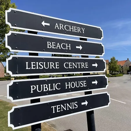 Baywatch And Baybreak - Two 3 Bedroom Cottages Nearby - Seaview To Baywatch - Part Of The The Bay Filey Holiday Village With Pool, Gym And Direct Beach Access, Pub, Restaurant, Tennis And Meadows Walks *