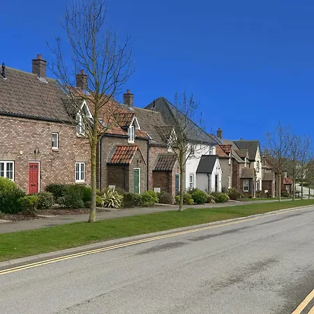 Baywatch And Baybreak - Two 3 Bedroom Cottages Nearby - Seaview To Baywatch - Part Of The The Bay Filey Holiday Village With Pool, Gym And Direct Beach Access, Pub, Restaurant, Tennis And Meadows Walks 펜션