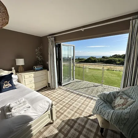 Baywatch And Baybreak - Two 3 Bedroom Nearby - Seaview To Baywatch - Part Of The The Bay Village With Pool, Gym And Direct Access, Pub, Restaurant, Tennis And Meadows Walks * Filey