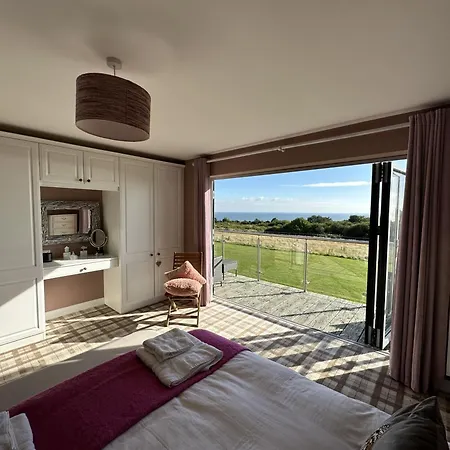 Baywatch And Baybreak - Two 3 Bedroom Cottages Nearby - Seaview To Baywatch - Part Of The The Bay Filey Holiday Village With Pool, Gym And Direct Beach Access, Pub, Restaurant, Tennis And Meadows Walks 펜션