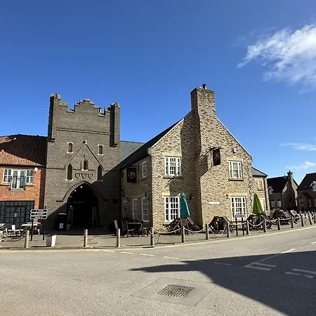 Baywatch And Baybreak - Two 3 Bedroom Cottages Nearby - Seaview To Baywatch - Part Of The The Bay Filey Holiday Village With Pool, Gym And Direct Beach Access, Pub, Restaurant, Tennis And Meadows Walks 펜션 파일리