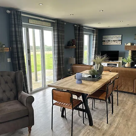 Baywatch And Baybreak - Two 3 Bedroom Cottages Nearby - Seaview To Baywatch - Part Of The The Bay Filey Holiday Village With Pool, Gym And Direct Beach Access, Pub, Restaurant, Tennis And Meadows Walks *