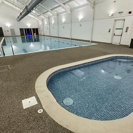 Baywatch And Baybreak - Two 3 Bedroom Nearby - Seaview To Baywatch - Part Of The The Bay Village With Pool, Gym And Direct Access, Pub, Restaurant, Tennis And Meadows Walks * Filey