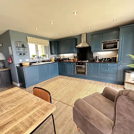 Baywatch And Baybreak - Two 3 Bedroom Nearby - Seaview To Baywatch - Part Of The The Bay Village With Pool, Gym And Direct Access, Pub, Restaurant, Tennis And Meadows Walks * Filey