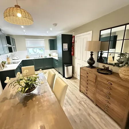 Baywatch And Baybreak - Two 3 Bedroom Cottages Nearby - Seaview To Baywatch - Part Of The The Bay Filey Holiday Village With Pool, Gym And Direct Beach Access, Pub, Restaurant, Tennis And Meadows Walks 파일리