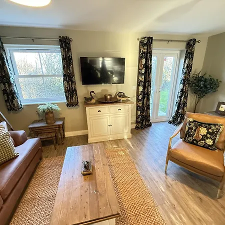 Baywatch And Baybreak - Two 3 Bedroom Cottages Nearby - Seaview To Baywatch - Part Of The The Bay Filey Holiday Village With Pool, Gym And Direct Beach Access, Pub, Restaurant, Tennis And Meadows Walks 펜션 파일리