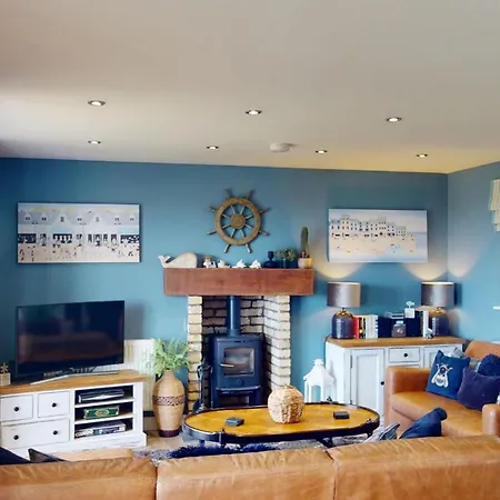 Baywatch And Baybreak - Two 3 Bedroom Cottages Nearby - Seaview To Baywatch - Part Of The The Bay Filey Holiday Village With Pool, Gym And Direct Beach Access, Pub, Restaurant, Tennis And Meadows Walks