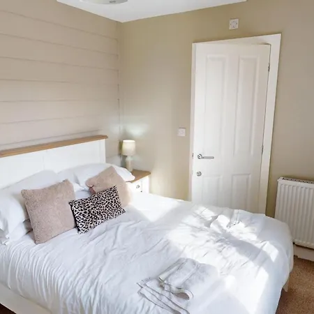 Baywatch And Baybreak - Two 3 Bedroom Nearby - Seaview To Baywatch - Part Of The The Bay Village With Pool, Gym And Direct Access, Pub, Restaurant, Tennis And Meadows Walks Filey