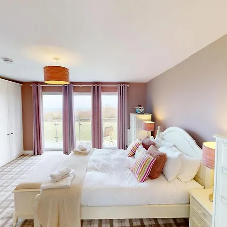 Baywatch And Baybreak - Two 3 Bedroom Nearby - Seaview To Baywatch - Part Of The The Bay Village With Pool, Gym And Direct Access, Pub, Restaurant, Tennis And Meadows Walks * Filey