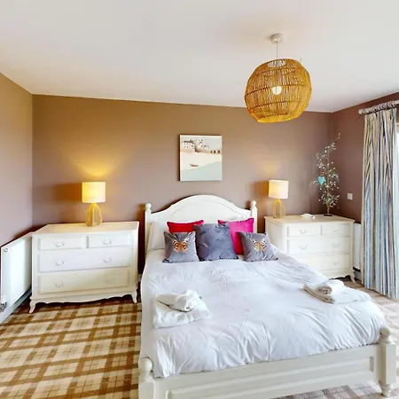 Сasa de vacaciones Baywatch And Baybreak - Two 3 Bedroom Nearby - Seaview To Baywatch - Part Of The The Bay Village With Pool, Gym And Direct Access, Pub, Restaurant, Tennis And Meadows Walks