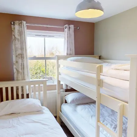 Baywatch And Baybreak - Two 3 Bedroom Nearby - Seaview To Baywatch - Part Of The The Bay Village With Pool, Gym And Direct Access, Pub, Restaurant, Tennis And Meadows Walks *