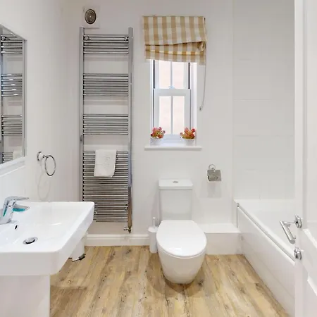 Baywatch And Baybreak - Two 3 Bedroom Nearby - Seaview To Baywatch - Part Of The The Bay Village With Pool, Gym And Direct Access, Pub, Restaurant, Tennis And Meadows Walks Filey