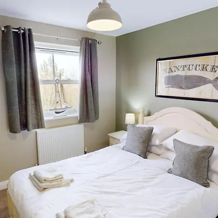 Baywatch And Baybreak - Two 3 Bedroom Nearby - Seaview To Baywatch - Part Of The The Bay Village With Pool, Gym And Direct Access, Pub, Restaurant, Tennis And Meadows Walks * Filey