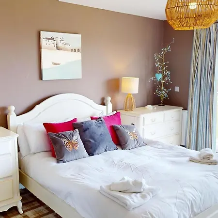 Сasa de vacaciones Baywatch And Baybreak - Two 3 Bedroom Nearby - Seaview To Baywatch - Part Of The The Bay Village With Pool, Gym And Direct Access, Pub, Restaurant, Tennis And Meadows Walks