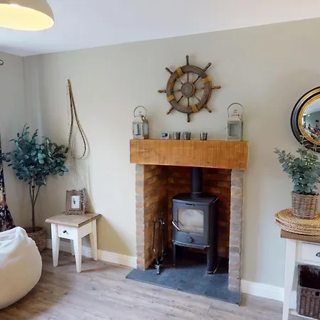 Baywatch And Baybreak - Two 3 Bedroom Nearby - Seaview To Baywatch - Part Of The The Bay Village With Pool, Gym And Direct Access, Pub, Restaurant, Tennis And Meadows Walks Filey