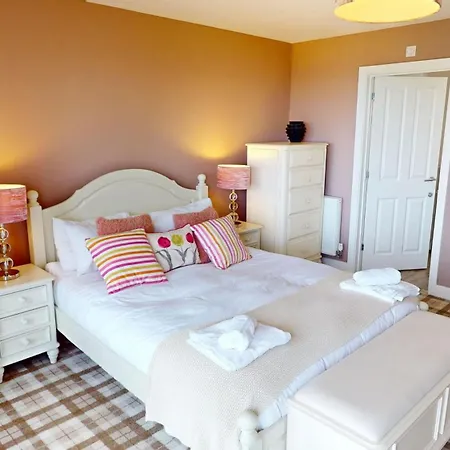 Сasa de vacaciones Baywatch And Baybreak - Two 3 Bedroom Nearby - Seaview To Baywatch - Part Of The The Bay Village With Pool, Gym And Direct Access, Pub, Restaurant, Tennis And Meadows Walks *