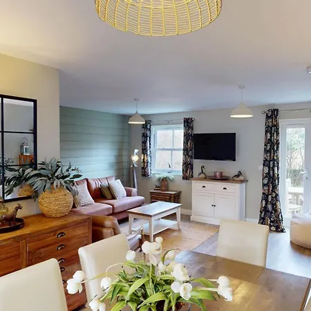 Baywatch And Baybreak - Two 3 Bedroom Cottages Nearby - Seaview To Baywatch - Part Of The The Bay Filey Holiday Village With Pool, Gym And Direct Beach Access, Pub, Restaurant, Tennis And Meadows Walks *