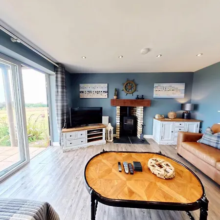 Baywatch And Baybreak - Two 3 Bedroom Nearby - Seaview To Baywatch - Part Of The The Bay Village With Pool, Gym And Direct Access, Pub, Restaurant, Tennis And Meadows Walks