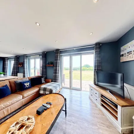 Сasa de vacaciones Baywatch And Baybreak - Two 3 Bedroom Nearby - Seaview To Baywatch - Part Of The The Bay Village With Pool, Gym And Direct Access, Pub, Restaurant, Tennis And Meadows Walks