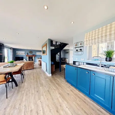 Baywatch And Baybreak - Two 3 Bedroom Nearby - Seaview To Baywatch - Part Of The The Bay Village With Pool, Gym And Direct Access, Pub, Restaurant, Tennis And Meadows Walks