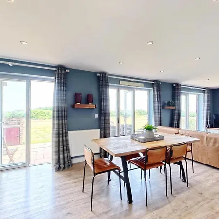 Baywatch And Baybreak - Two 3 Bedroom Nearby - Seaview To Baywatch - Part Of The The Bay Village With Pool, Gym And Direct Access, Pub, Restaurant, Tennis And Meadows Walks Сasa de vacaciones