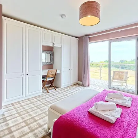 Сasa de vacaciones Baywatch And Baybreak - Two 3 Bedroom Nearby - Seaview To Baywatch - Part Of The The Bay Village With Pool, Gym And Direct Access, Pub, Restaurant, Tennis And Meadows Walks Filey