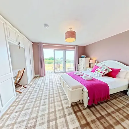 Baywatch And Baybreak - Two 3 Bedroom Nearby - Seaview To Baywatch - Part Of The The Bay Village With Pool, Gym And Direct Access, Pub, Restaurant, Tennis And Meadows Walks * Filey