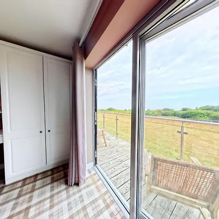 Baywatch And Baybreak - Two 3 Bedroom Nearby - Seaview To Baywatch - Part Of The The Bay Village With Pool, Gym And Direct Access, Pub, Restaurant, Tennis And Meadows Walks