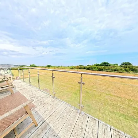 Baywatch And Baybreak - Two 3 Bedroom Nearby - Seaview To Baywatch - Part Of The The Bay Village With Pool, Gym And Direct Access, Pub, Restaurant, Tennis And Meadows Walks Filey
