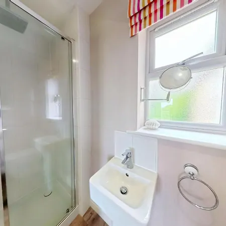 Baywatch And Baybreak - Two 3 Bedroom Nearby - Seaview To Baywatch - Part Of The The Bay Village With Pool, Gym And Direct Access, Pub, Restaurant, Tennis And Meadows Walks