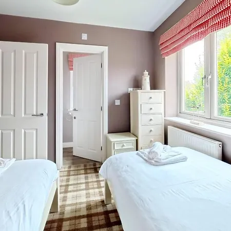 Baywatch And Baybreak - Two 3 Bedroom Nearby - Seaview To Baywatch - Part Of The The Bay Village With Pool, Gym And Direct Access, Pub, Restaurant, Tennis And Meadows Walks *