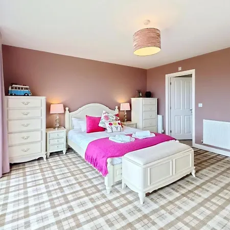 Baywatch And Baybreak - Two 3 Bedroom Nearby - Seaview To Baywatch - Part Of The The Bay Village With Pool, Gym And Direct Access, Pub, Restaurant, Tennis And Meadows Walks *